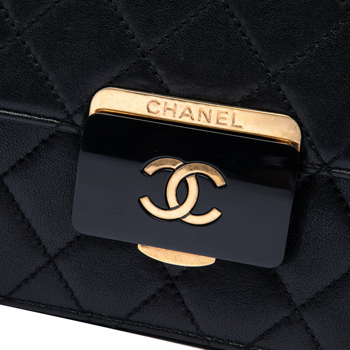 Chanel Matelassé Beauty Lock à rabat Moyen de mouton Noir – vue 5 – GABY PARIS
