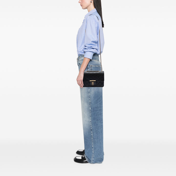 Chanel Matelassé Beauty Lock à rabat Moyen de mouton Noir – vue 6 – GABY PARIS