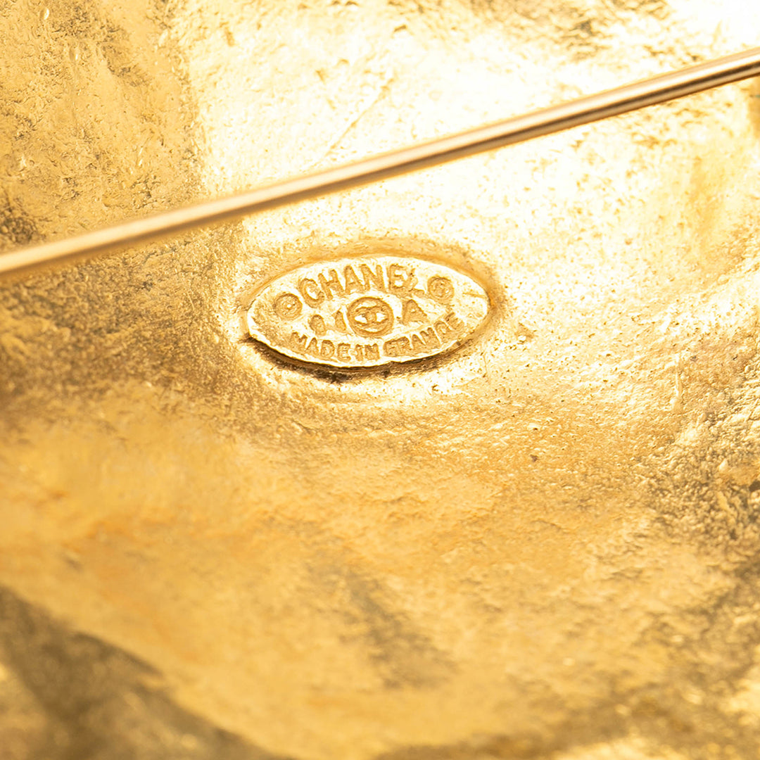 Chanel CC plaqué Medallion Broche