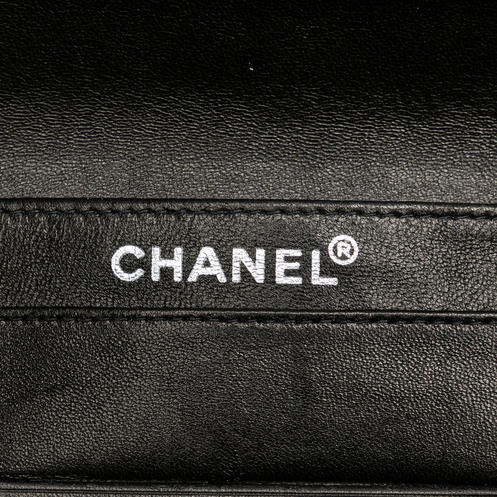 Chanel CC Chocolate Bar Cuir verni Pochette on Chain Noir – GABY PARIS Authentique