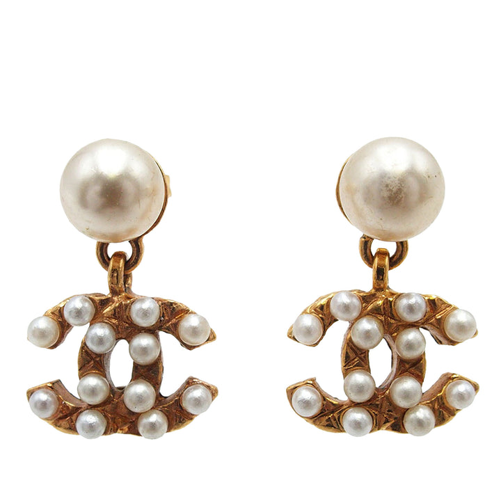 Chanel CC plaqué Perles fantaisie pendantes fermoir poussette Boucles d'oreilles Doré – vue principale – GABY PARIS