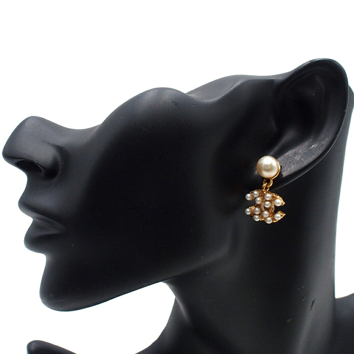 Chanel CC plaqué Perles fantaisie pendantes fermoir poussette Boucles d'oreilles Doré – vue 7 – GABY PARIS