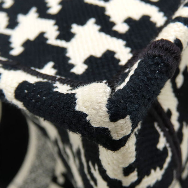 Dior Medium Toile Houndstooth brodé Book Cabas