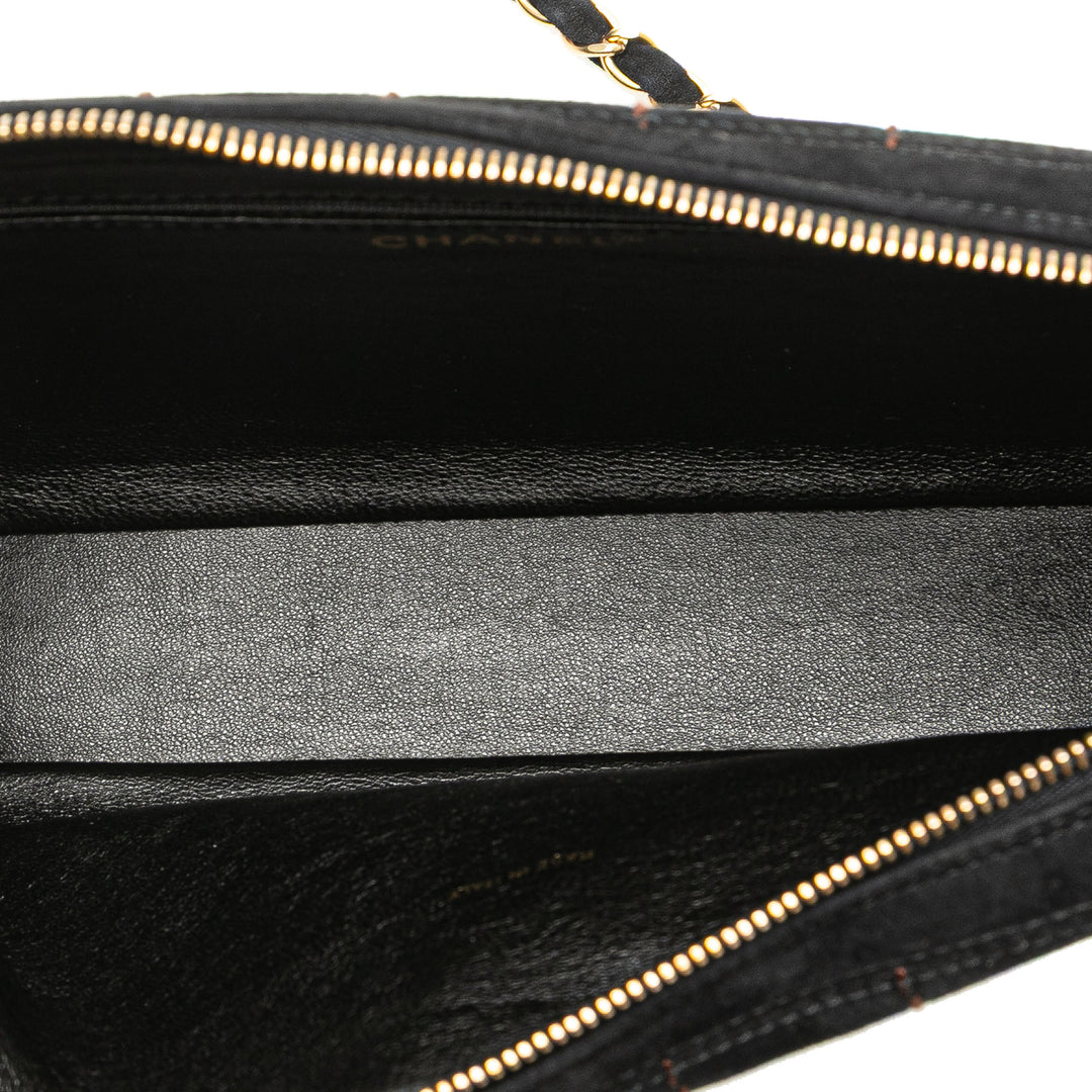 Chanel CC Chocolate Bar Daim Chain Camera Bag Noir – GABY PARIS Authentique