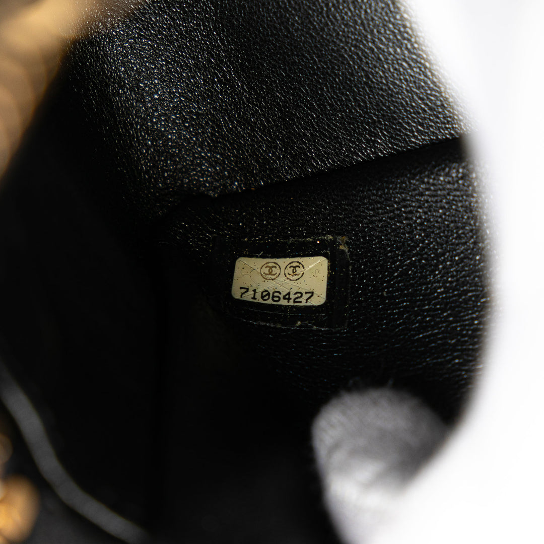 Chanel CC Chocolate Bar Daim Chain Camera Bag Noir – GABY PARIS Authentique
