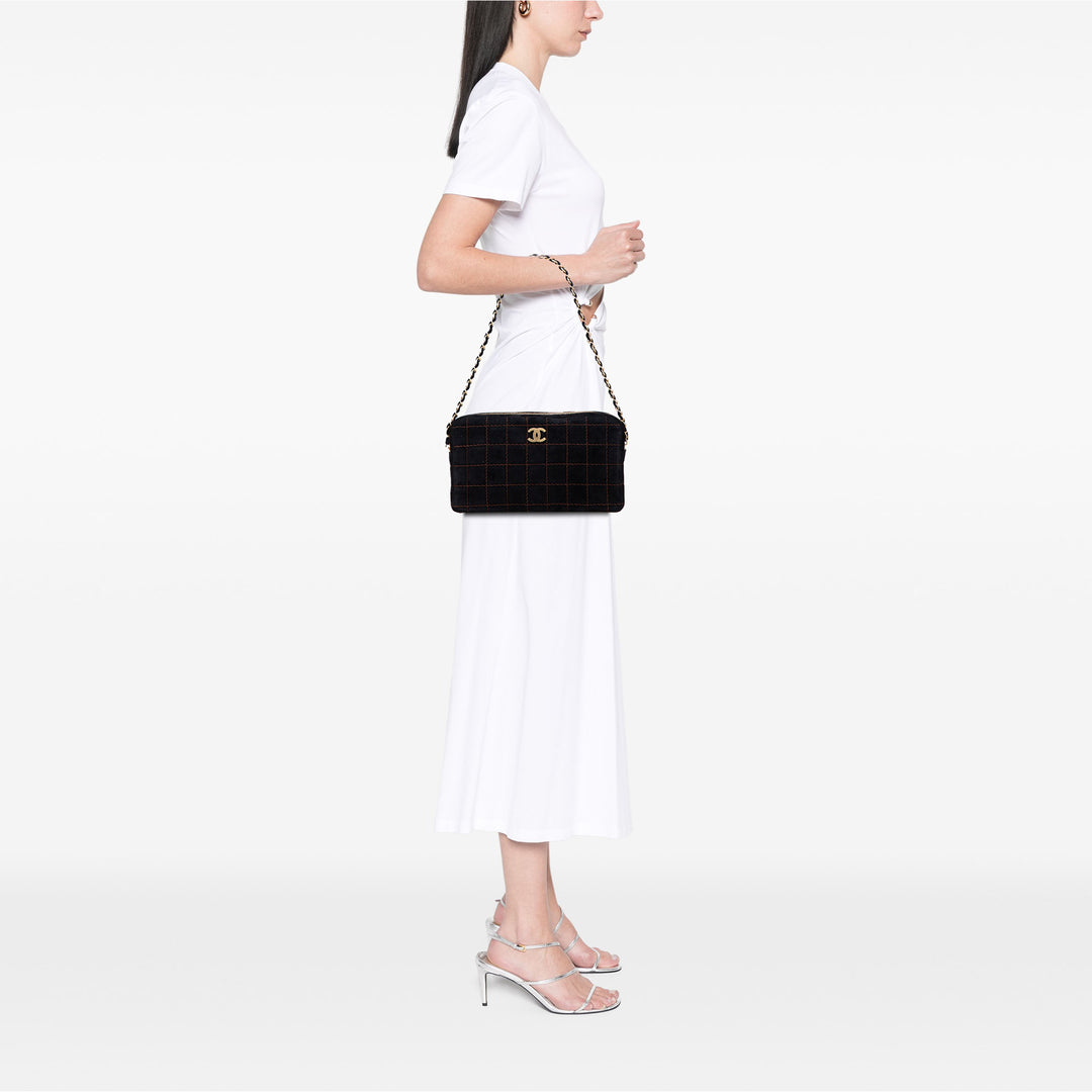 Chanel CC Chocolate Bar Daim Chain Camera Bag Noir – GABY PARIS Authentique