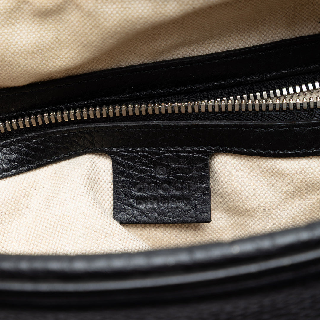 Gucci Medium Pebbled Cuir de veau Soho Messenger Sac