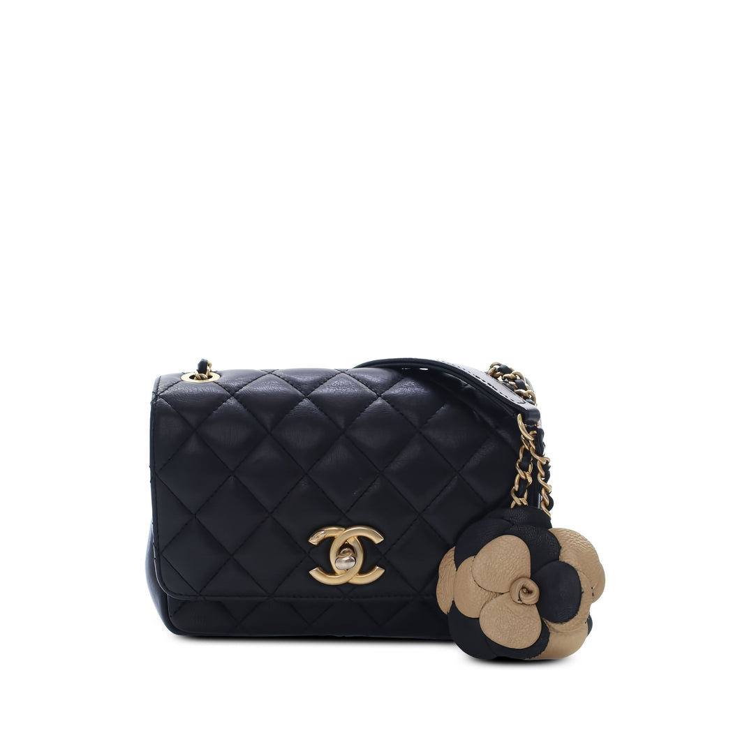 Chanel Sac bandoulière Matelassé Private Affair Camellia à rabat Petit Cuir d'agneau Noir – vue principale – GABY PARIS