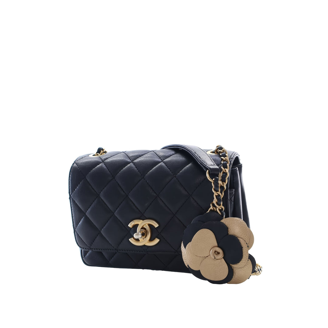 Chanel Sac bandoulière Matelassé Private Affair Camellia à rabat Petit Cuir d'agneau Noir – vue 13 – GABY PARIS