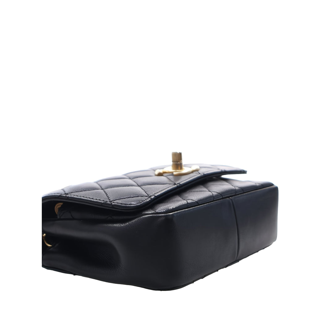 Chanel Sac bandoulière Matelassé Private Affair Camellia à rabat Petit Cuir d'agneau Noir – vue 14 – GABY PARIS