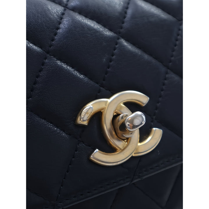 Chanel Sac bandoulière Matelassé Private Affair Camellia à rabat Petit Cuir d'agneau Noir – vue 4 – GABY PARIS