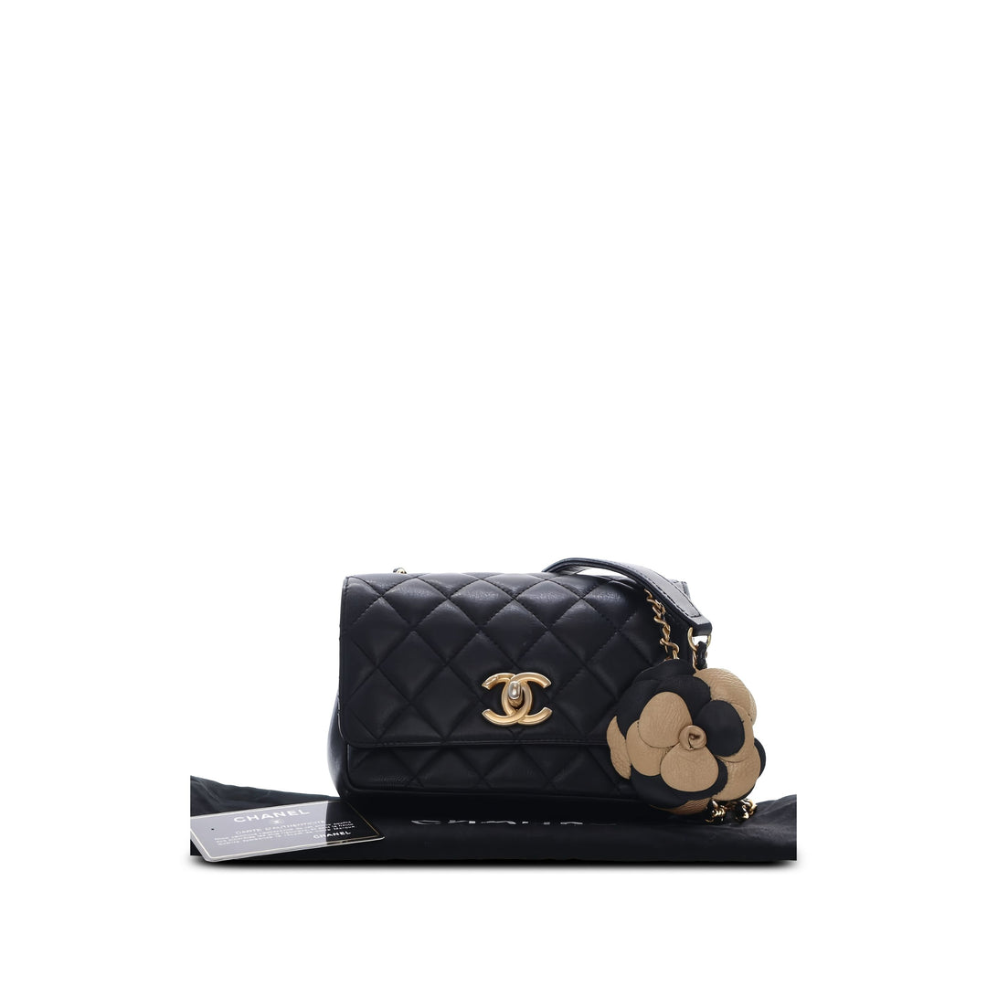 Chanel Sac bandoulière Matelassé Private Affair Camellia à rabat Petit Cuir d'agneau Noir – vue 5 – GABY PARIS