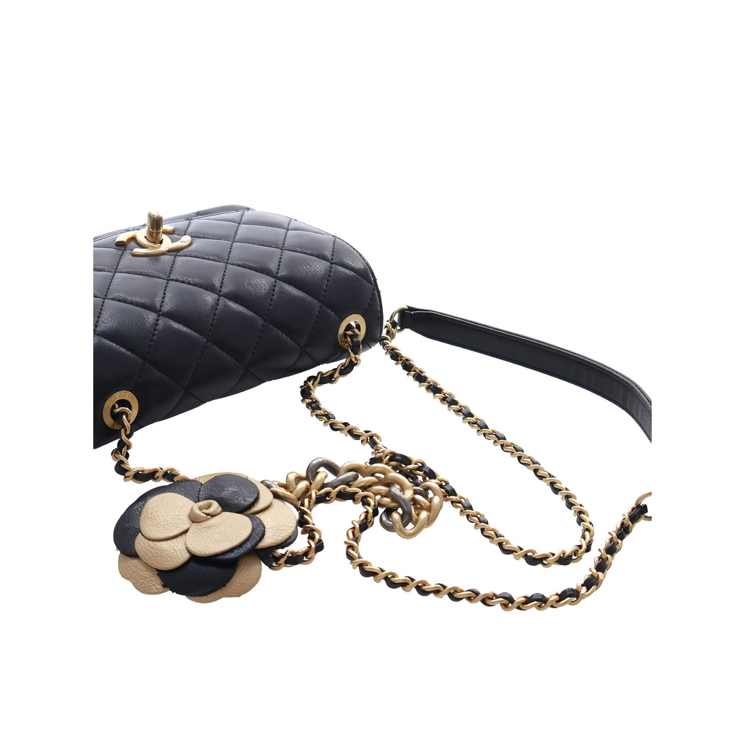 Chanel Sac bandoulière Matelassé Private Affair Camellia à rabat Petit Cuir d'agneau Noir – vue 6 – GABY PARIS