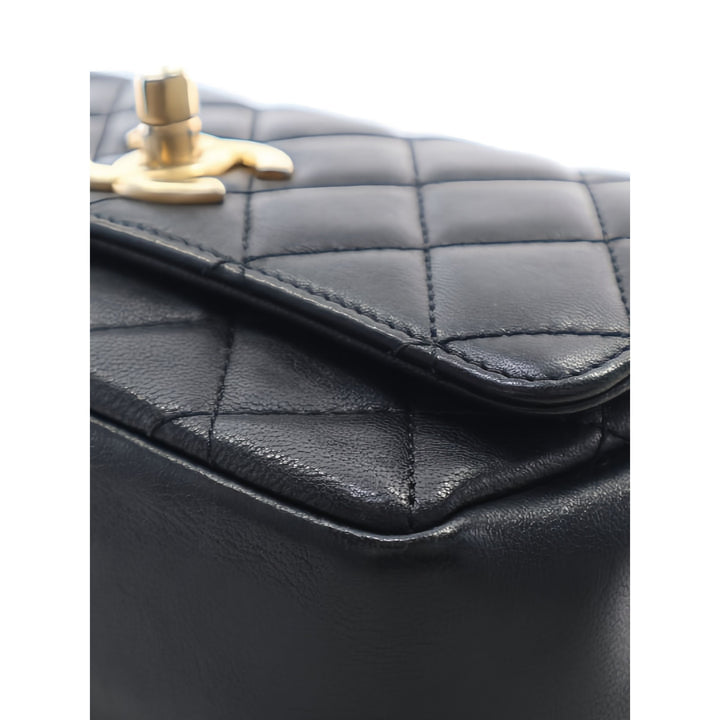 Chanel Sac bandoulière Matelassé Private Affair Camellia à rabat Petit Cuir d'agneau Noir – vue 8 – GABY PARIS