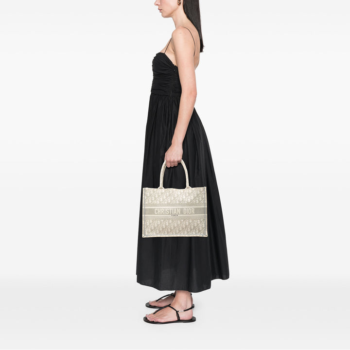 Dior Book Tote brodé Moyen Oblique Gris – vue 6 – GABY PARIS