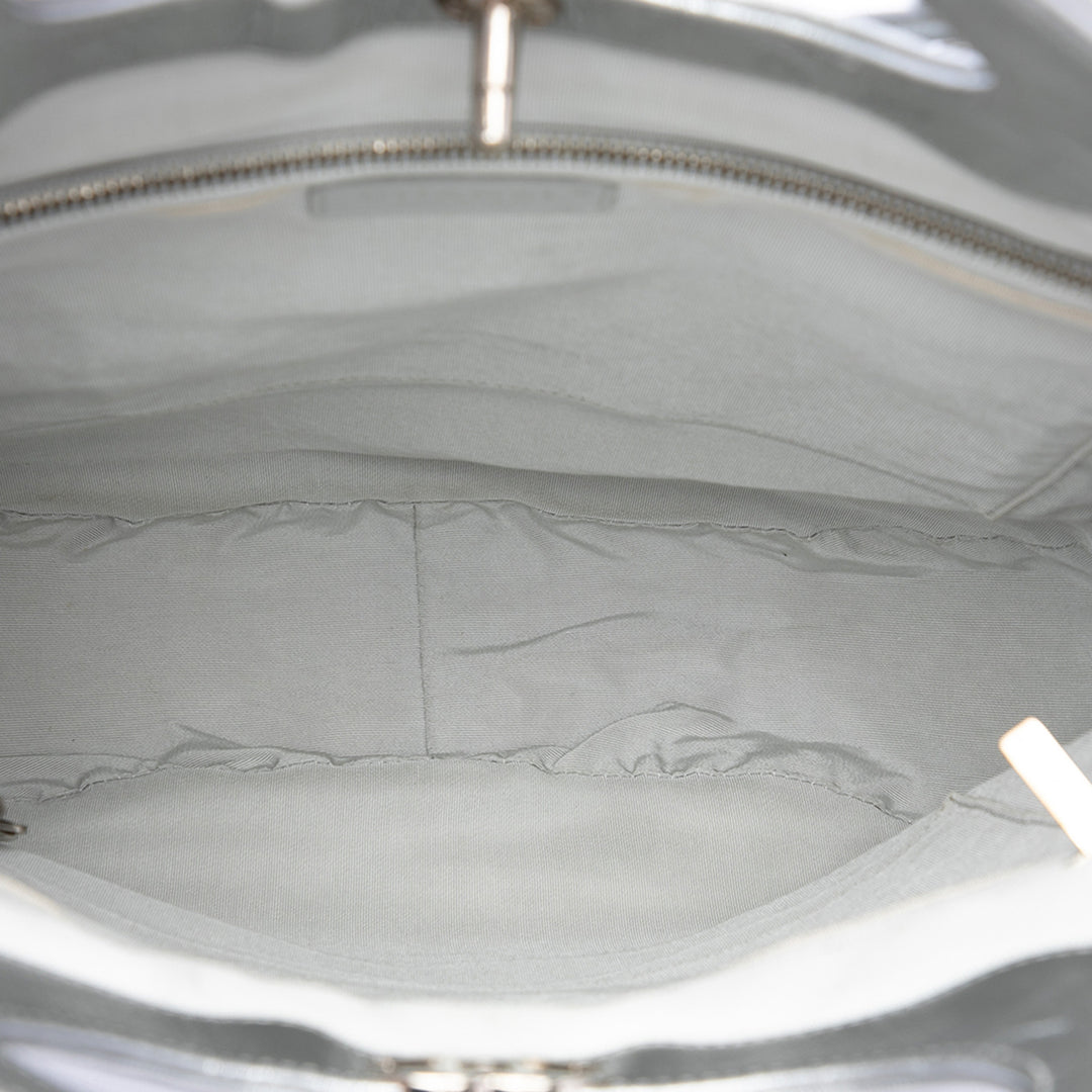 Chanel Cabas Matelassé Froissé Métallisé 31 Cuir de veau Argenté – vue 4 – GABY PARIS