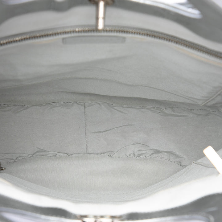 Chanel Cabas Matelassé Froissé Métallisé 31 Cuir de veau Argenté – vue 4 – GABY PARIS
