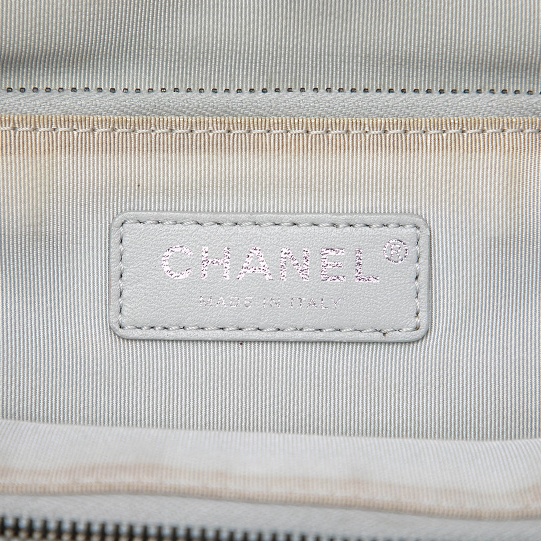 Chanel Cabas Matelassé Froissé Métallisé 31 Cuir de veau Argenté – vue 5 – GABY PARIS