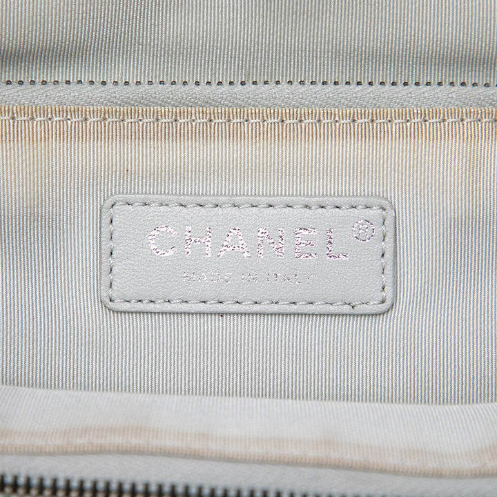 Chanel Cabas Matelassé Froissé Métallisé 31 Cuir de veau Argenté – vue 5 – GABY PARIS