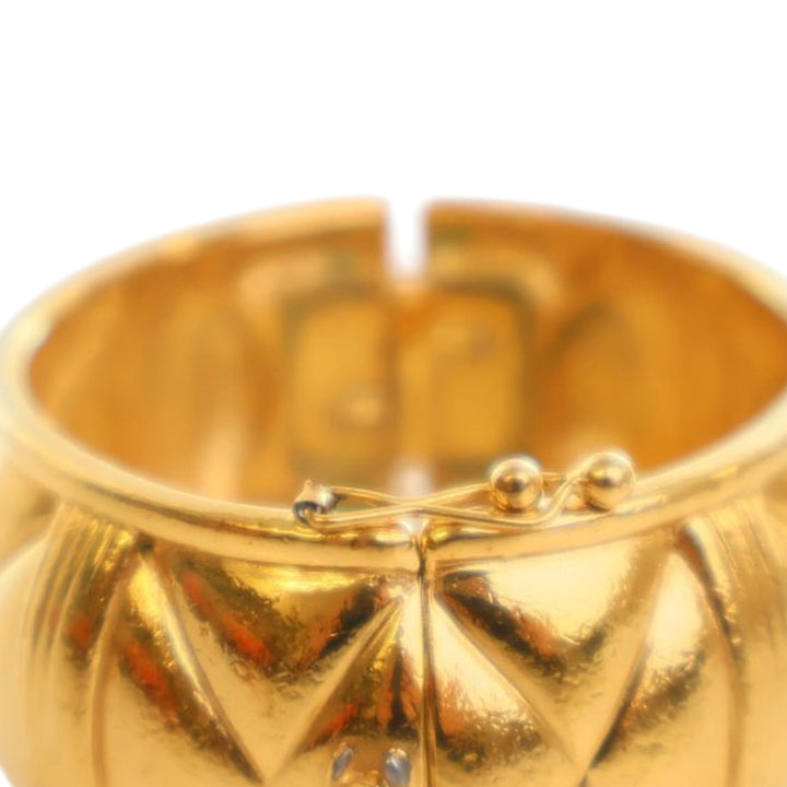 Chanel CC Doré Plated Quilted Wide Cuff Bracelet Doré – GABY PARIS Authentique