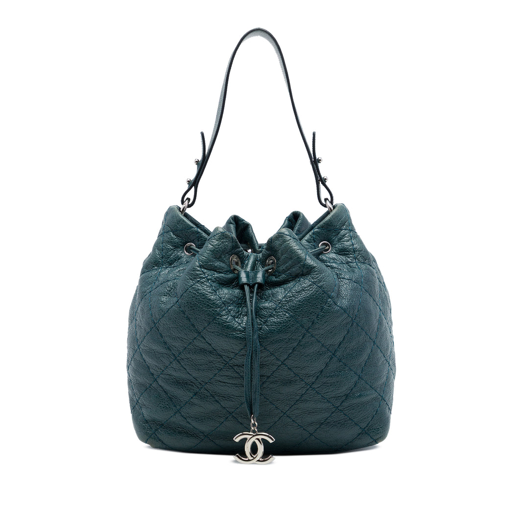 Chanel Matelassé Glacé On The Road Sac seau Cuir de veau Bleu – vue principale – GABY PARIS