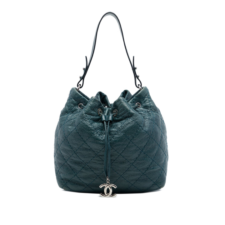 Chanel Matelassé Glacé On The Road Sac seau Cuir de veau Bleu – vue principale – GABY PARIS
