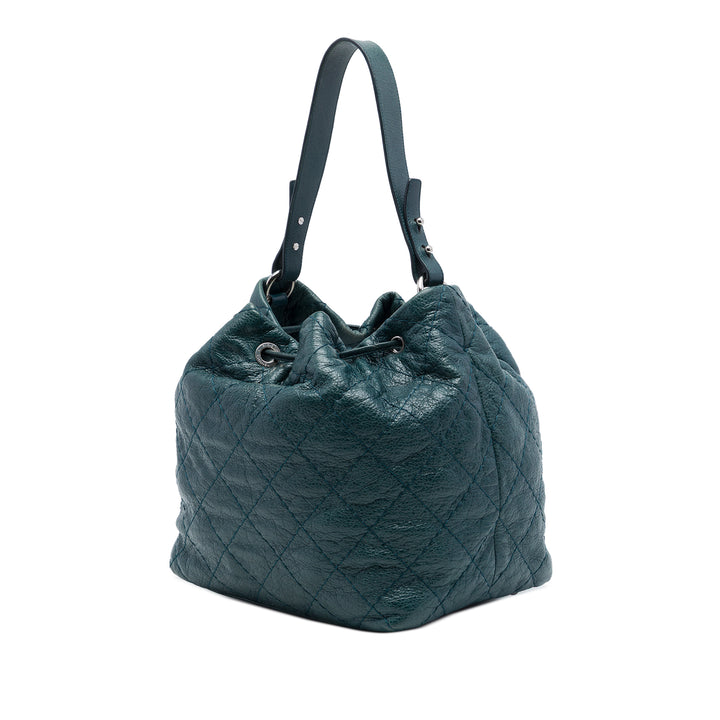 Chanel Matelassé Glacé On The Road Sac seau Cuir de veau Bleu – vue 2 – GABY PARIS