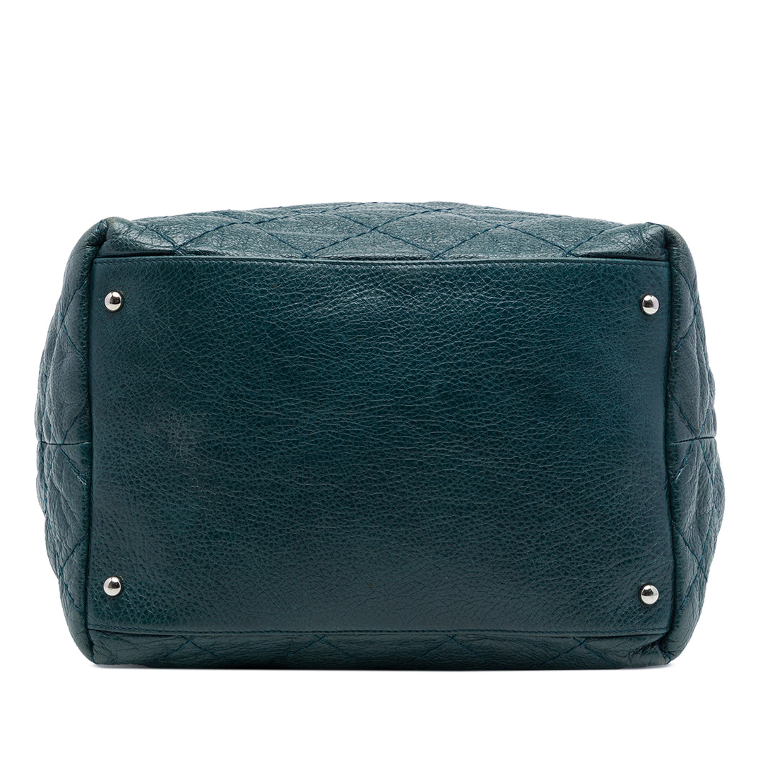 Chanel Matelassé Glacé On The Road Sac seau Cuir de veau Bleu – vue 3 – GABY PARIS