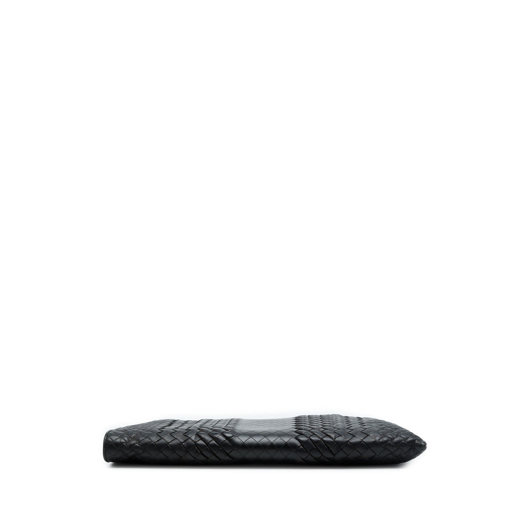 Bottega Veneta Intreccio Imperatore Zippé Pochette nappa Noir – vue 3 – GABY PARIS