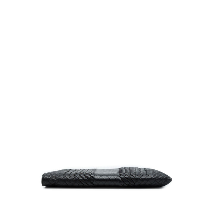 Bottega Veneta Intreccio Imperatore Zippé Pochette nappa Noir – vue 3 – GABY PARIS