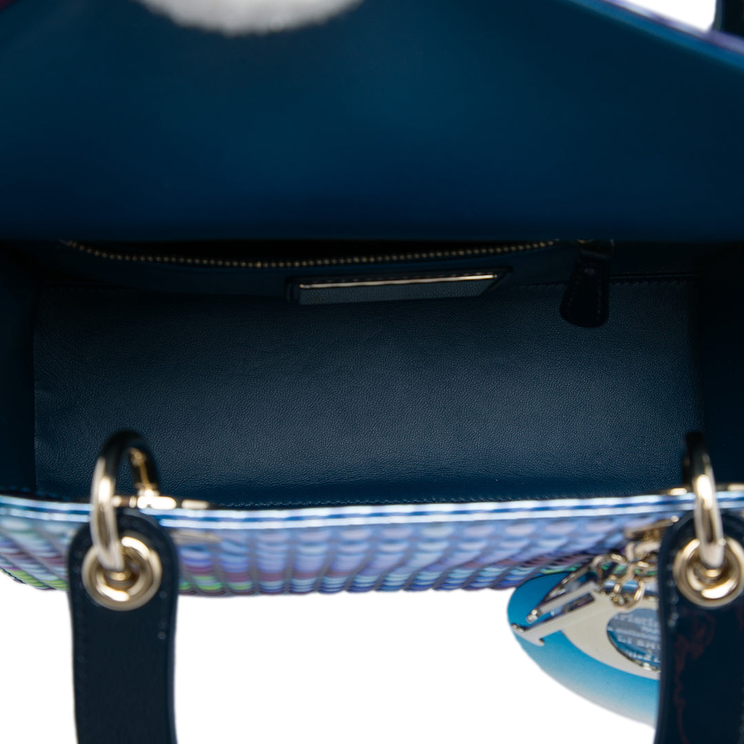 Dior Dior Lady Art No 3 Edition Li Shurui Imprimé et clouté Lady Dior Moyen Cuir de veau Bleu – vue 4 – GABY PARIS