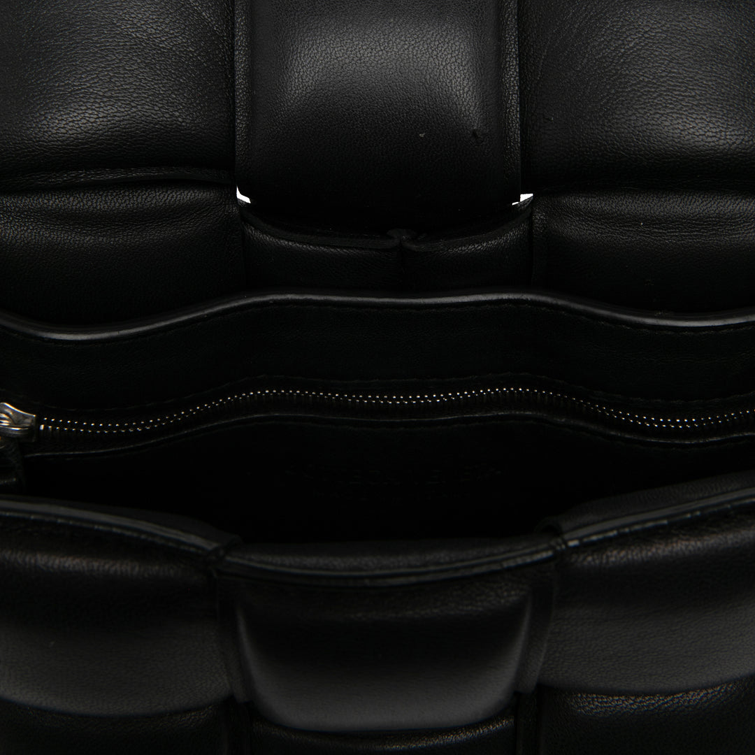 Bottega Veneta Sac bandoulière Intrecciato Padded Cassette nappa Noir – vue 4 – GABY PARIS