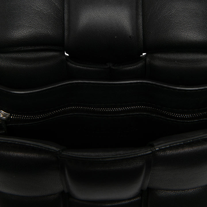 Bottega Veneta Sac bandoulière Intrecciato Padded Cassette nappa Noir – vue 4 – GABY PARIS