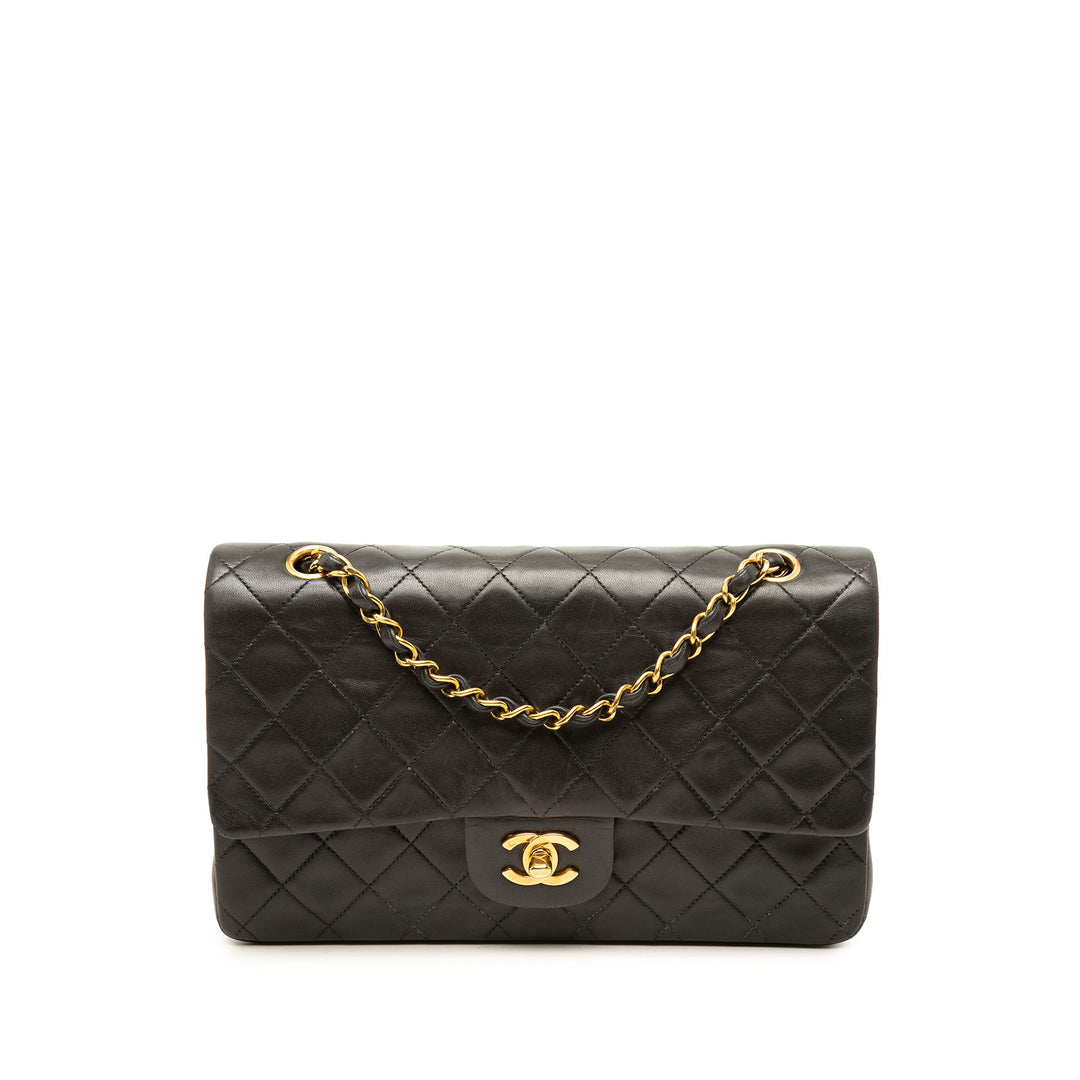 Chanel Sac porté épaule Classic Double rabat Moyen Cuir d'agneau Noir – vue principale – GABY PARIS