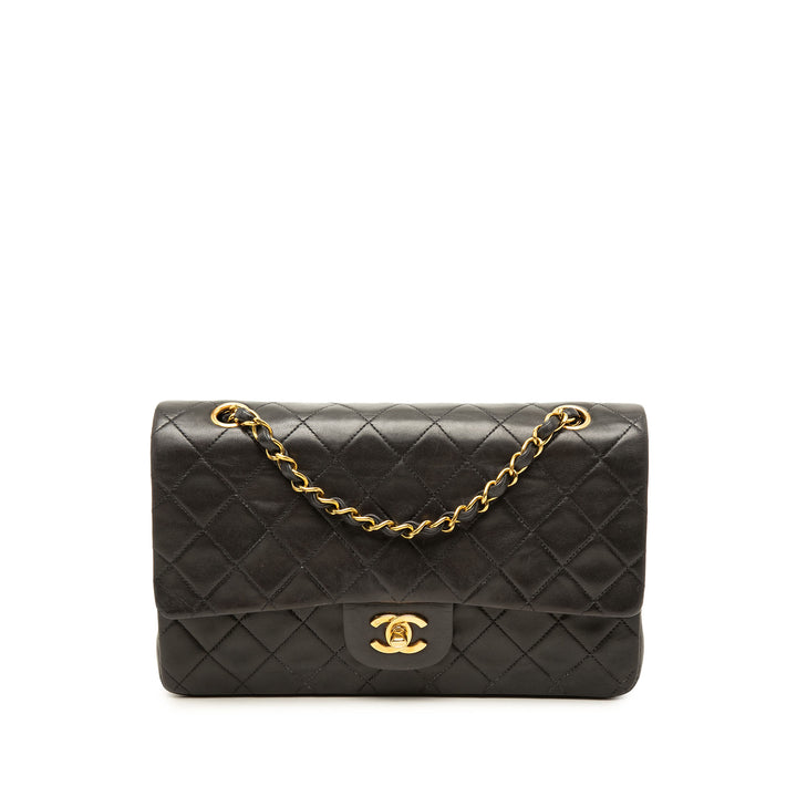 Chanel Sac porté épaule Classic Double rabat Moyen Cuir d'agneau Noir – vue principale – GABY PARIS