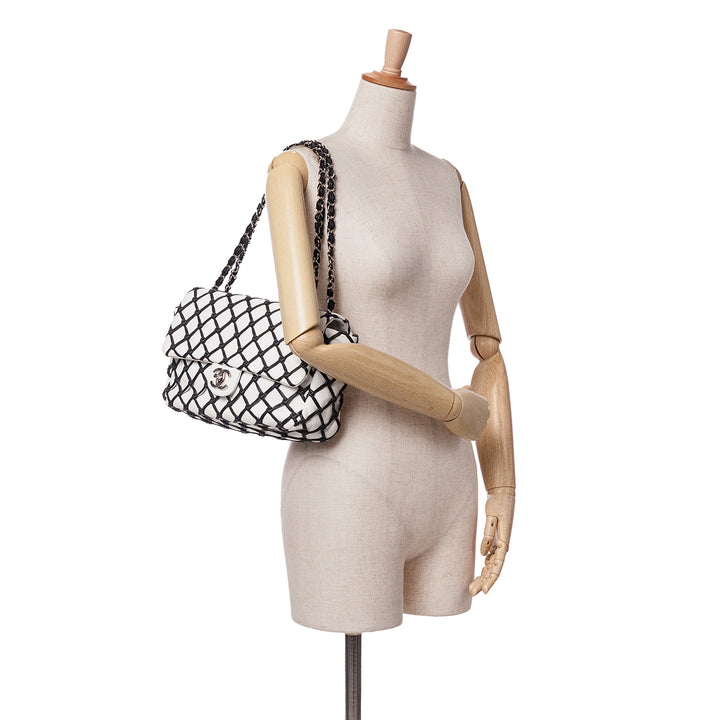 Chanel Jumbo Cuir de veau Canebiers Net Flap Blanc – GABY PARIS Authentique