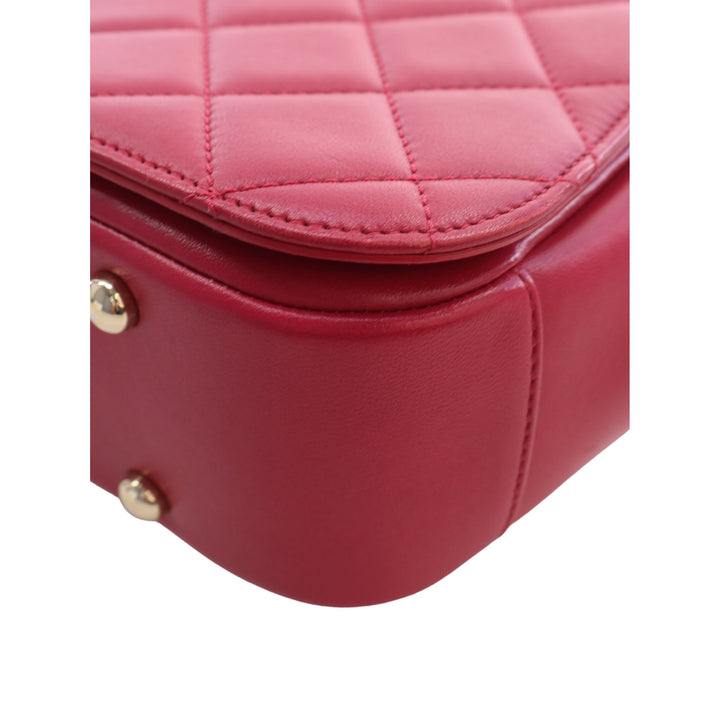 Chanel Sac à main Matelassé Carry Chic à rabat Petit Cuir d'agneau Rouge – vue 10 – GABY PARIS