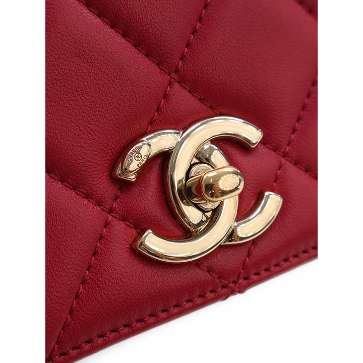 Chanel Sac à main Matelassé Carry Chic à rabat Petit Cuir d'agneau Rouge – vue 4 – GABY PARIS