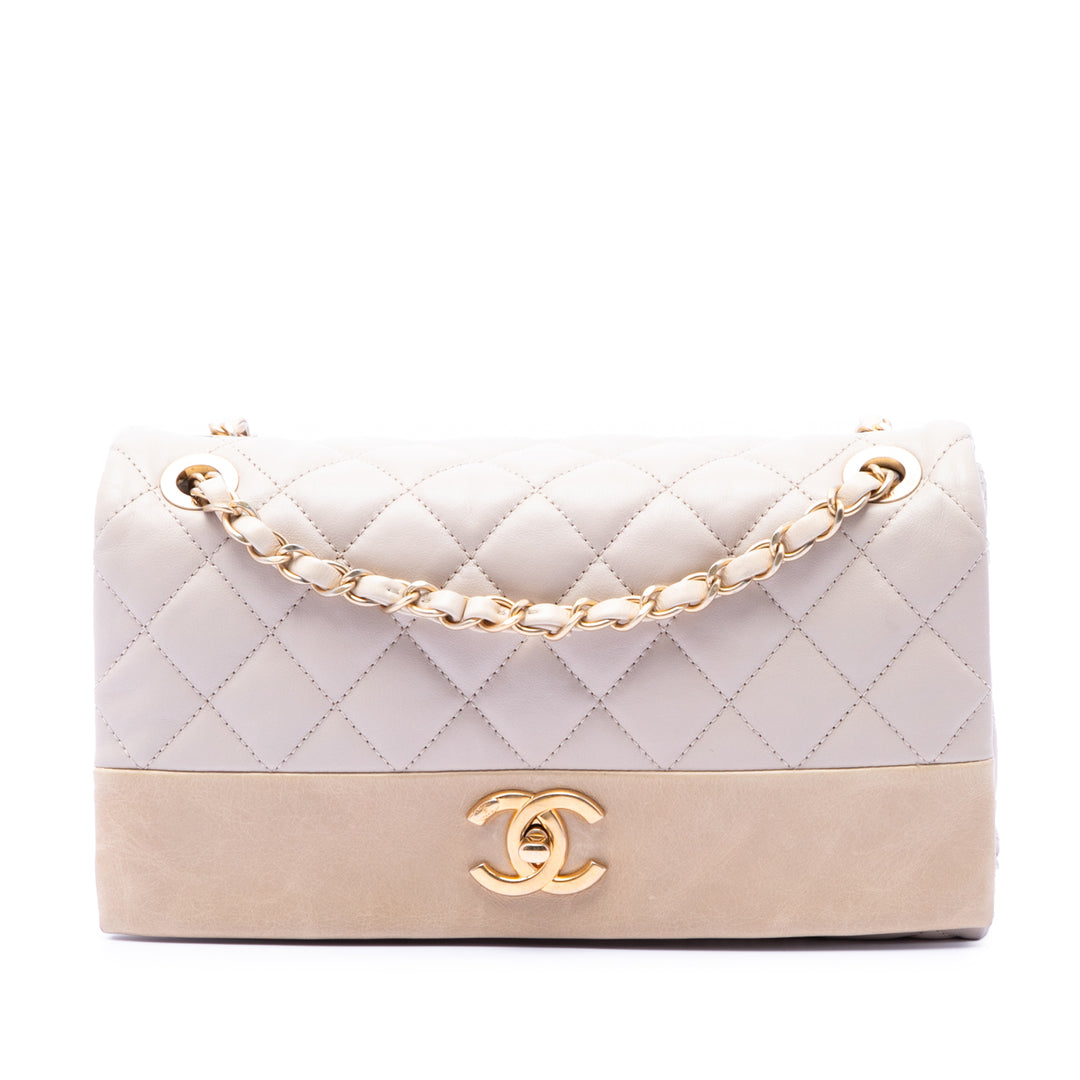 Chanel Medium Matelassé Cuir d’agneau Soft Elegance à rabat