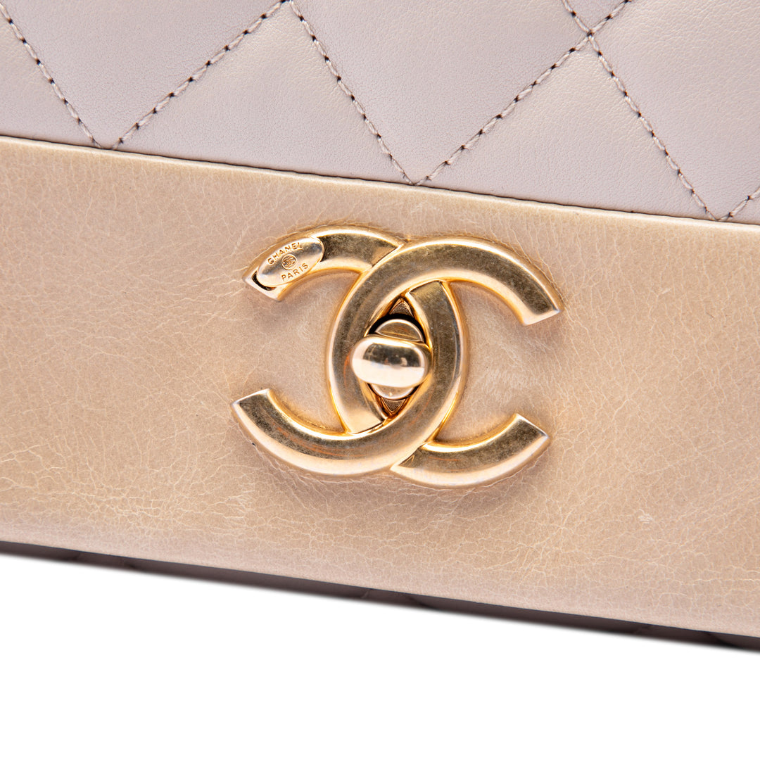 Chanel Medium Matelassé Cuir d’agneau Soft Elegance à rabat
