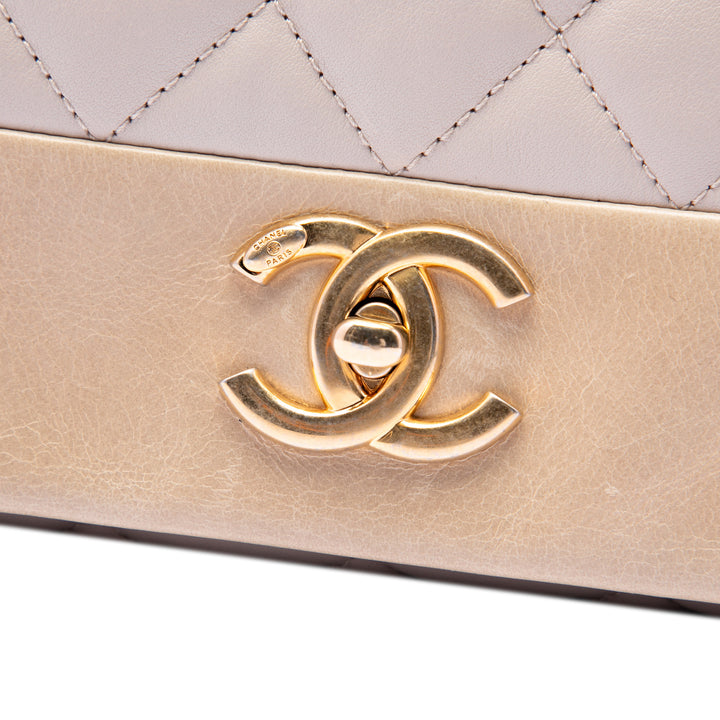 Chanel Medium Matelassé Cuir d’agneau Soft Elegance à rabat