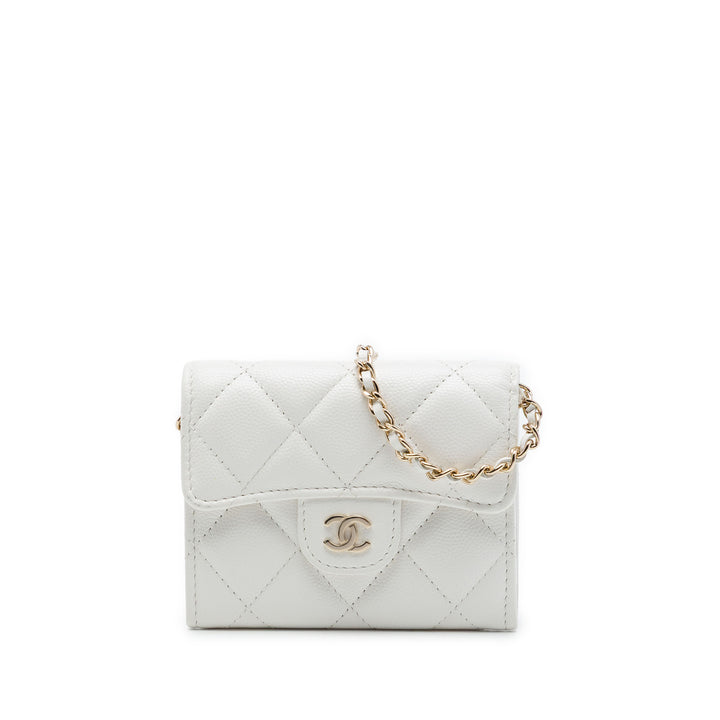 Chanel CC Matelassé à rabat Porte-cartes avec chaîne Cuir caviar Blanc – vue principale – GABY PARIS