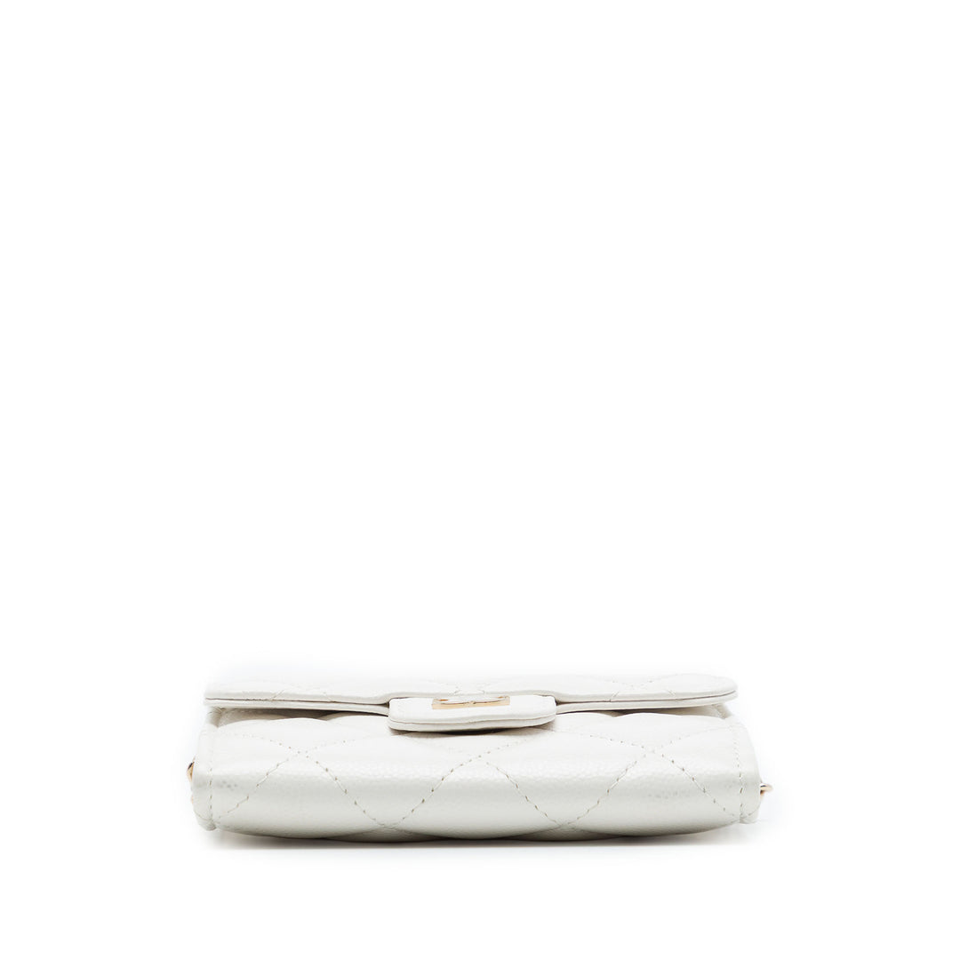 Chanel CC Matelassé à rabat Porte-cartes avec chaîne Cuir caviar Blanc – vue 3 – GABY PARIS