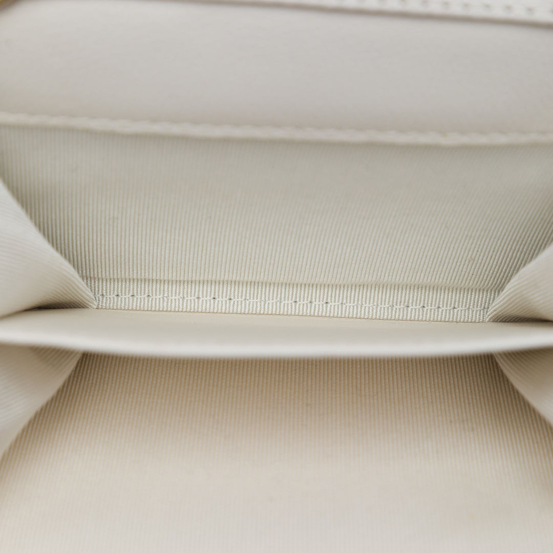 Chanel CC Matelassé à rabat Porte-cartes avec chaîne Cuir caviar Blanc – vue 4 – GABY PARIS