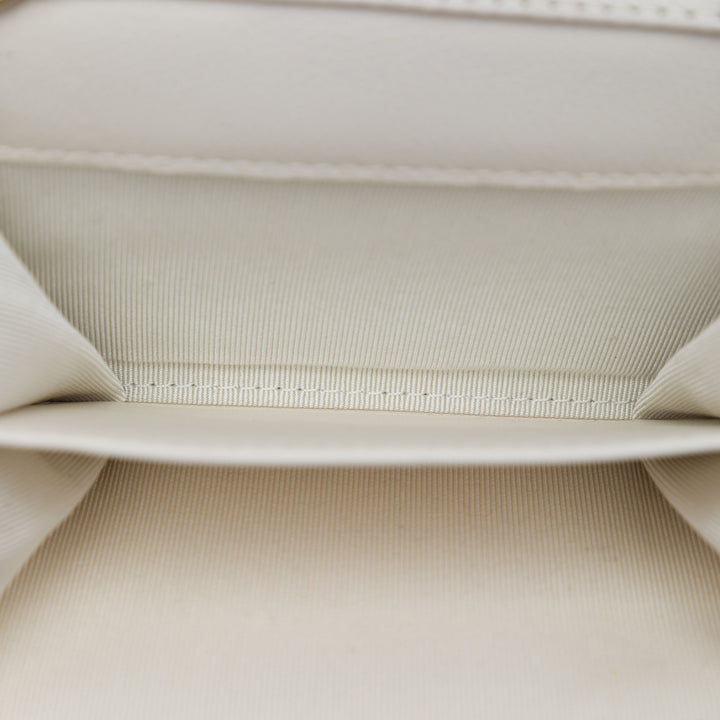 Chanel CC Matelassé à rabat Porte-cartes avec chaîne Cuir caviar Blanc – vue 4 – GABY PARIS