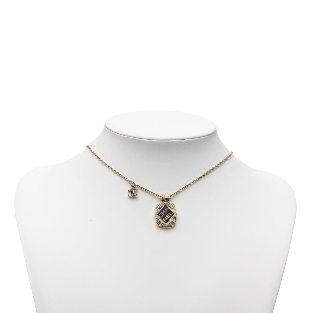 Chanel plaqué Émail et Strass Pendant Collier Métal
