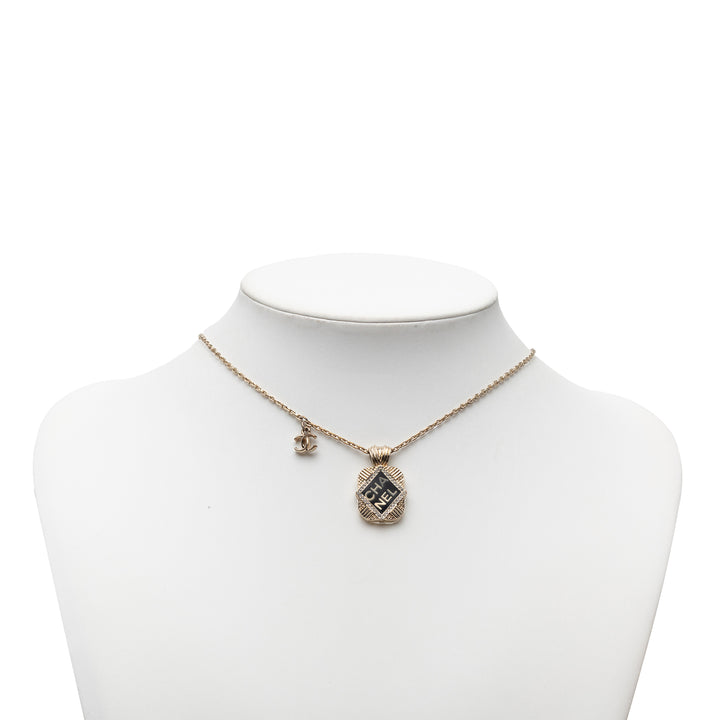 Chanel plaqué Émail et Strass Pendant Collier Métal