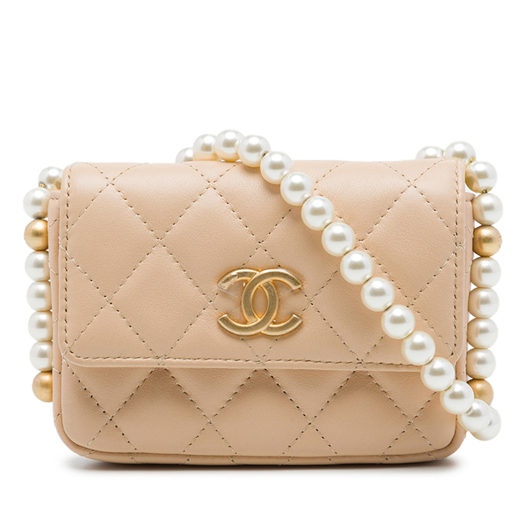 Chanel Matelassé About Perles Porte-cartes avec chaîne Cuir d'agneau Beige – vue principale – GABY PARIS