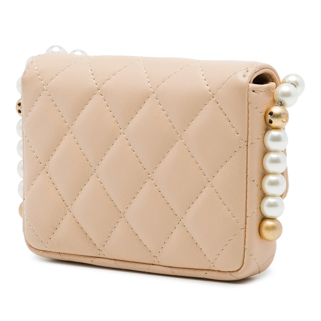 Chanel Matelassé About Perles Porte-cartes avec chaîne Cuir d'agneau Beige – vue 2 – GABY PARIS