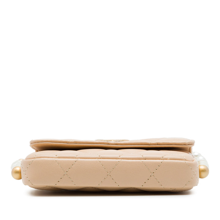 Chanel Matelassé About Perles Porte-cartes avec chaîne Cuir d'agneau Beige – vue 3 – GABY PARIS